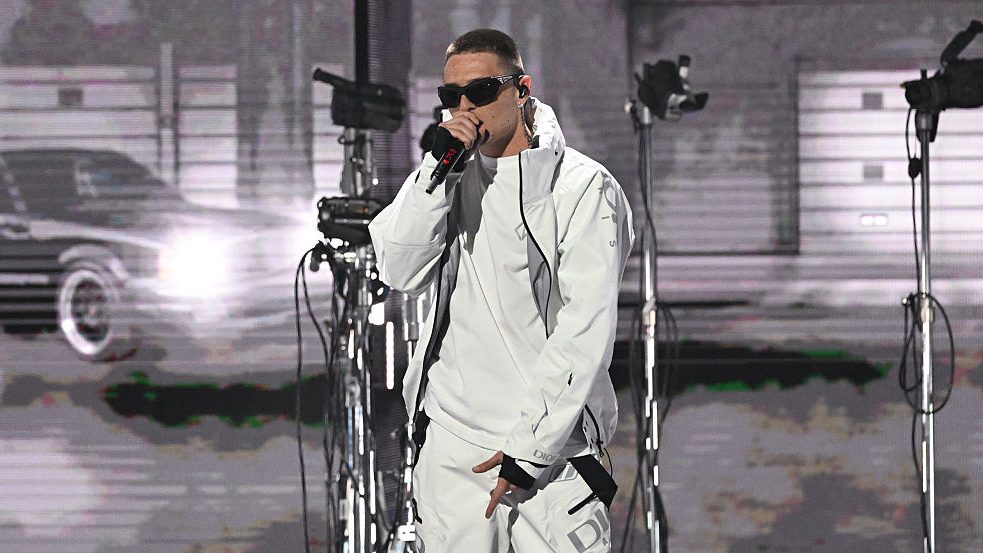 Peso Pluma actúa en los Premios Billboard de la Música Latina 2025