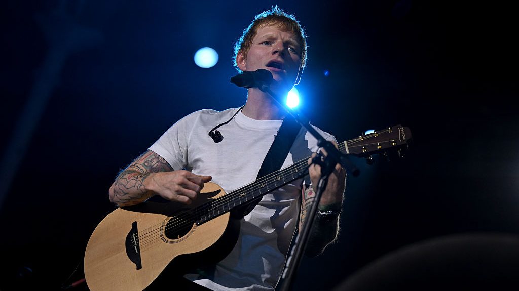 Ed Sheeran actúa en el escenario durante el espectáculo Billions Club Live de Spotify en la Royal Dublin Society el 3 de noviembre de 2025 en Dublín, Irlanda.