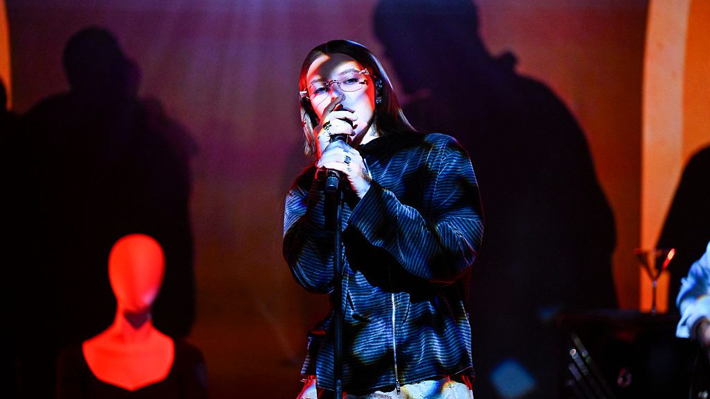 Young Miko en vivo durante su presentación como invitada musical en THE TONIGHT SHOW STARRING JIMMY FALLON, episodio 2210, transmitido el jueves 6 de noviembre de 2025.