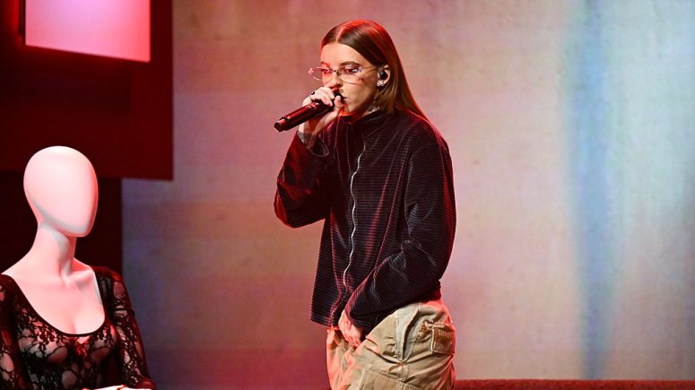 Young Miko, invitada musical, durante su actuación en The Tonight Show Starring Jimmy Fallon