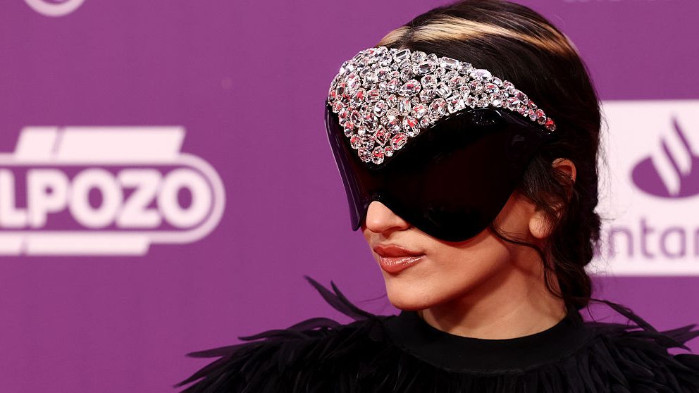 Rosalía asiste a los Los40 Music Awards Santander en el Roig Arena el 7 de noviembre de 2025 en Valencia, España.