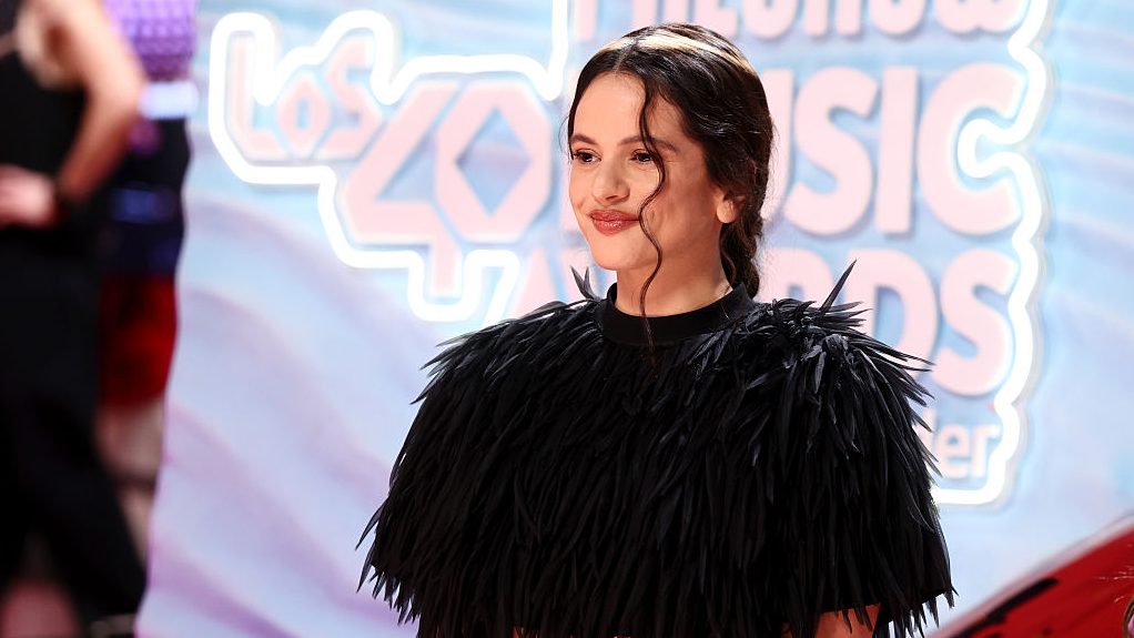 Rosalía asiste a los Los40 Music Awards Santander en el Roig Arena el 7 de noviembre de 2025 en Valencia, España