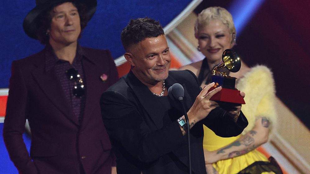 El cantautor español Alejandro Sanz acepta el premio a Grabación del Año por “Palmeras En El Jardín” durante la 26.ª Entrega Anual de los Latin Grammy en el MGM Grand Garden Arena en Las Vegas, Nevada, el 13 de noviembre de 2025. VALERIE MACON / AFP) / USO EDITORIAL RESTRINGIDO