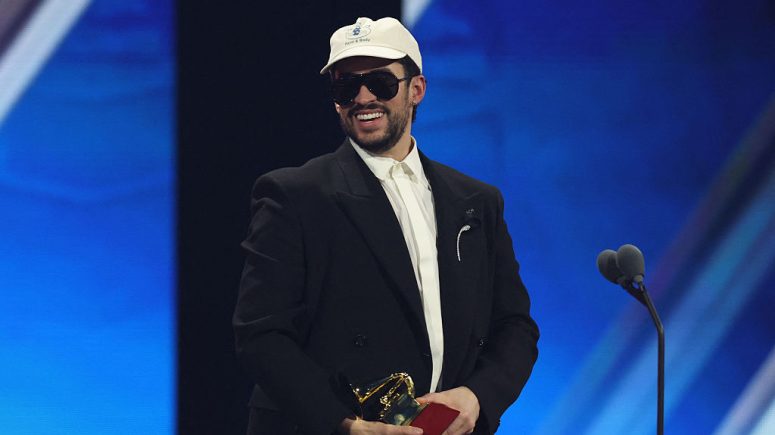 El cantante puertorriqueño Bad Bunny acepta el premio a Álbum del Año por DeBI TIRAR MaS FOToS durante la 26ª edición anual de los Latin Grammy, en el MGM Grand Garden Arena de Las Vegas, Nevada, el 13 de noviembre de 2025. (Foto de VALERIE MACON / AFP) / USO RESTRINGIDO A EDITORIALES (Foto de VALERIE MACON/AFP vía Getty Images)