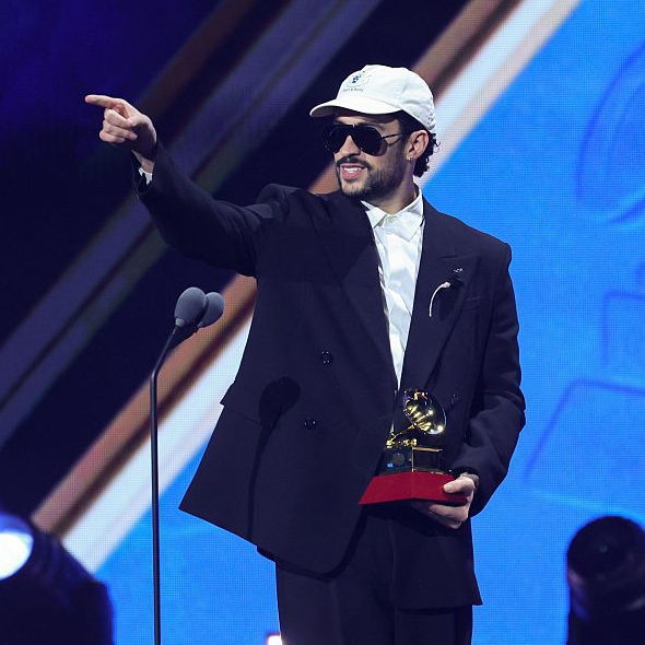 Bad Bunny recibiendo un Latin Grammy durante la 26.ª edición anual de los premios