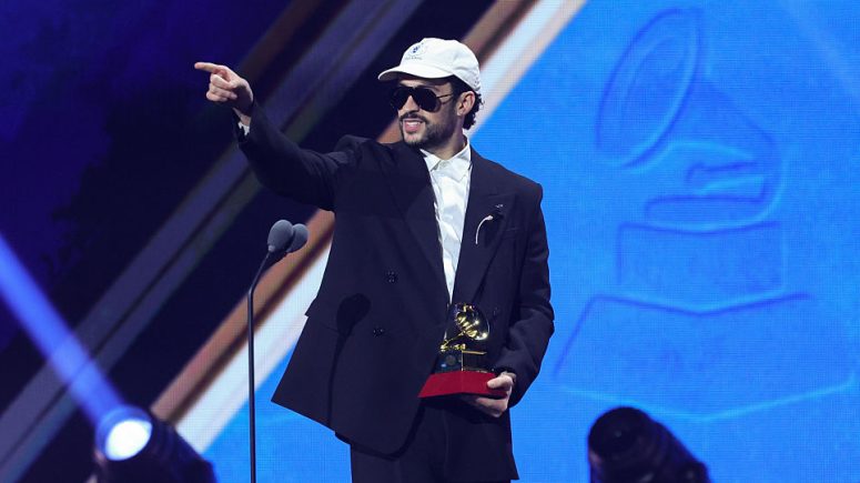 Bad Bunny recibiendo un Latin Grammy durante la 26.ª edición anual de los premios