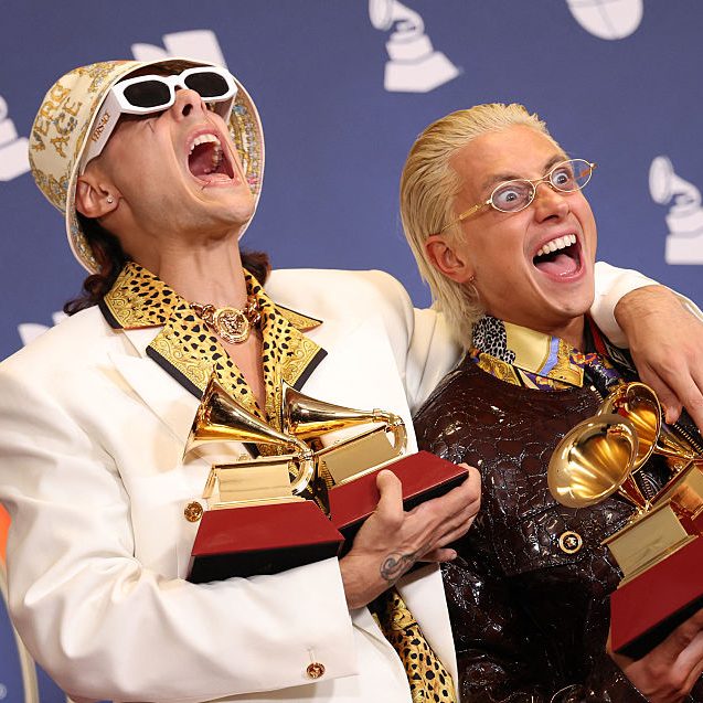 CA7RIEL y Paco Amoroso posan en la sala de prensa de los Latin Grammy 2025