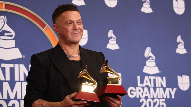 Alejandro Sanz posa en la sala de prensa con el Disco del Año por "Palmeras En El Jardín" y el Álbum Pop Contemporáneo del Año por ¿Y Ahora Qué? durante la 26ª entrega anual de los Latin Grammy en el MGM Grand Hotel & Casino en Las Vegas, Nevada, el 13 de noviembre de 2025