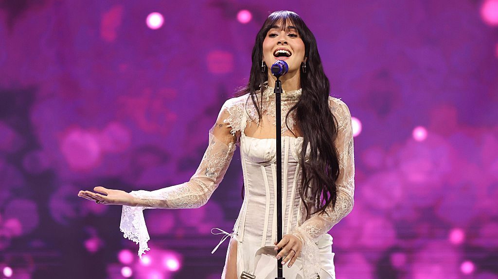 Aitana se presenta en el escenario durante el Showcase de Mejor Nuevo Artista de la 26ª Entrega Anual de los Latin GRAMMY