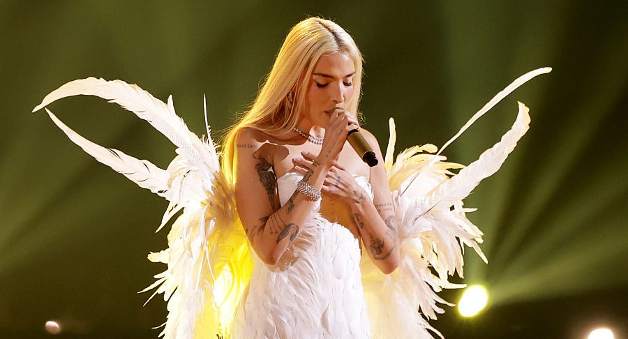 Elena Rose se presenta en el escenario durante la 26ª entrega anual de los Latin Grammy en el MGM Grand Garden Arena el 13 de noviembre de 2025 en Las Vegas, Nevada