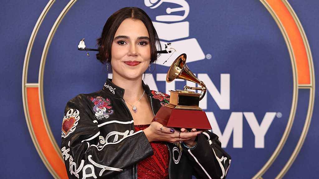 La cantante mexicana Paloma Morphy posa en la sala de prensa con el premio a Mejor Artista Nuevo durante la 26ª edición de los Latin Grammy Awards en el MGM Grand Garden Arena el 13 de noviembre de 2025 en Las Vegas, Nevada.