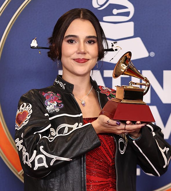 La cantante mexicana Paloma Morphy posa en la sala de prensa con el premio a Mejor Artista Nuevo durante la 26ª edición de los Latin Grammy Awards en el MGM Grand Garden Arena el 13 de noviembre de 2025 en Las Vegas, Nevada.