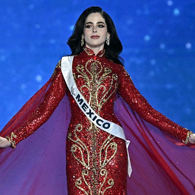 Fátima Bosch camina en la final del certamen Miss Universo 2025