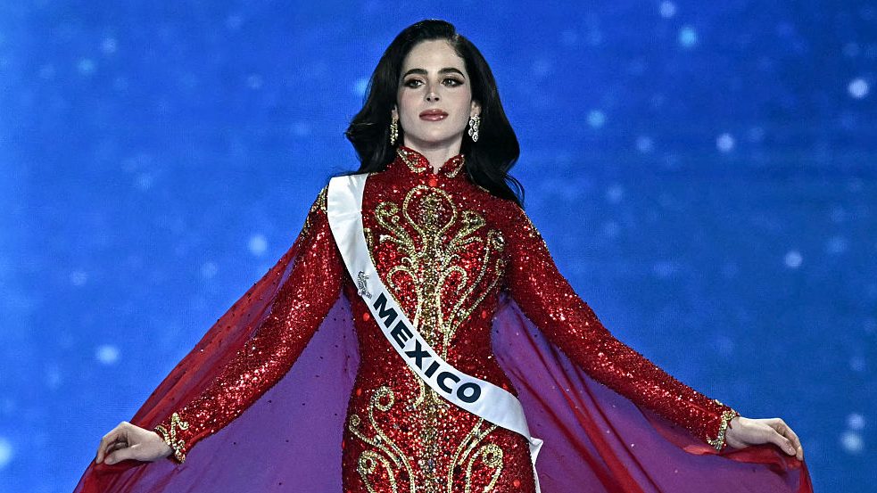Fátima Bosch camina en la final del certamen Miss Universo 2025