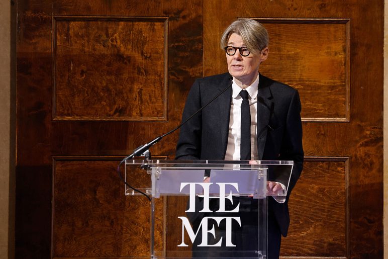 Andrew Bolton habla durante el anuncio a la prensa de la exposición 2026 del Costume Institute, "Costume Art", en el Metropolitan Museum of Art el 17 de noviembre de 2025