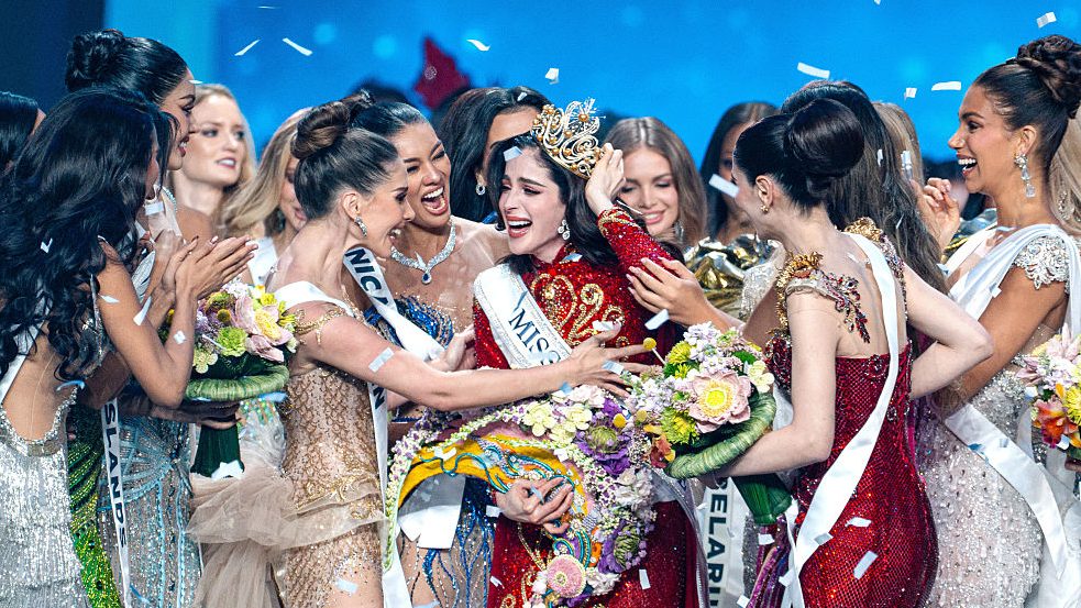 Fatima Bosch Fernández de México (centro) es celebrada Premio Miss Universo