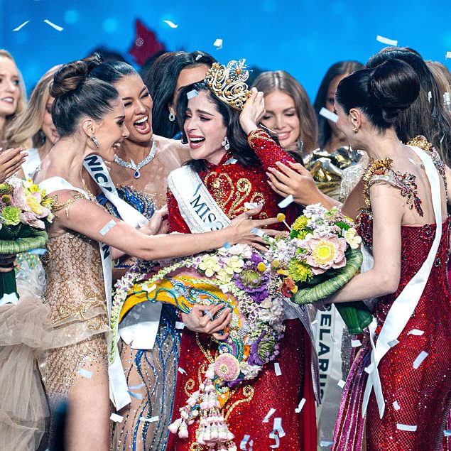 Fatima Bosch Fernández de México (centro) es celebrada Premio Miss Universo