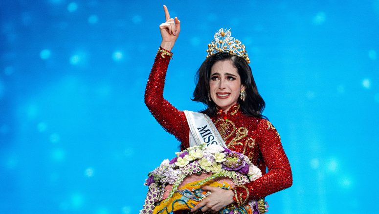 Se celebra a Fátima Bosch Fernández de México (centro)