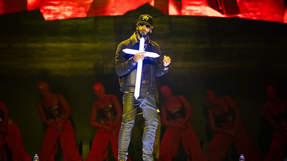 Anuel AA se presenta en concierto en el Movistar Arena el 24 de noviembre de 2025 en Madrid, España.