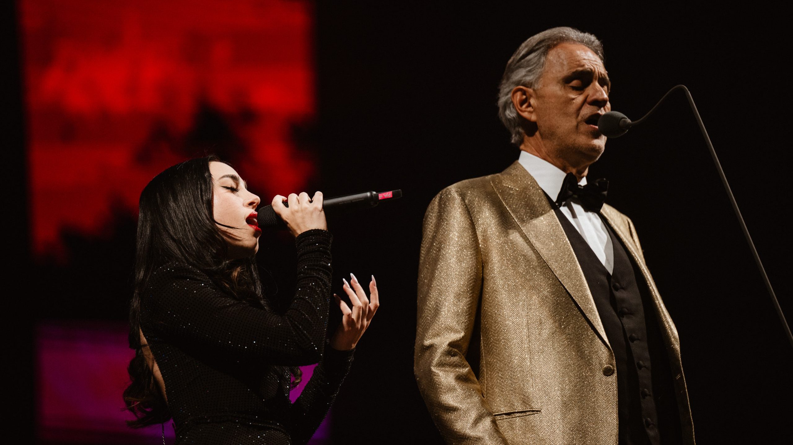 Andrea Bocelli y Nicki Nicole cantan juntos Vivo Por Ella en el Hipódromo de San Isidro en Buenos Aires, Argentina