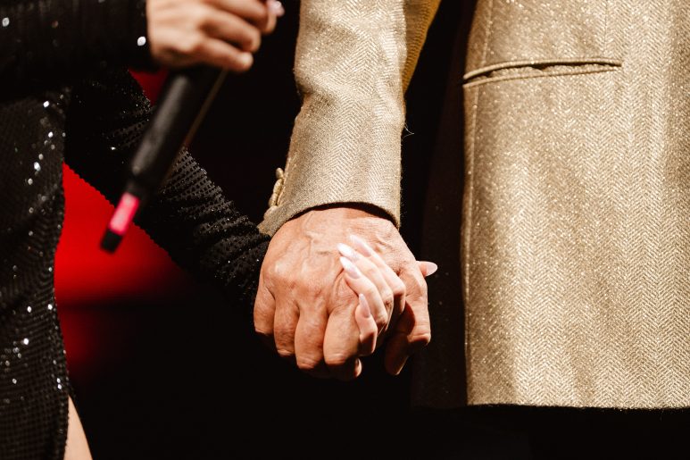 Andrea Bocelli y Nicki Nicole cantan juntos Vivo Por Ella en el Hipódromo de San Isidro en Buenos Aires, Argentina