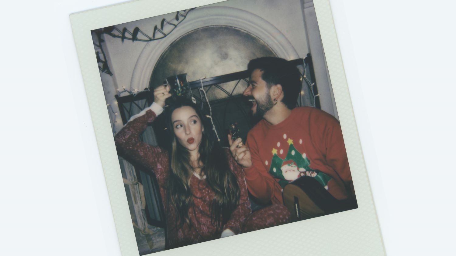 Camilo y Evaluna posan en su sesión de fotos para promocionar su colaboración 'Navidad en Cada Esquina / It’s Beginning to Look a Lot Like Christmas'