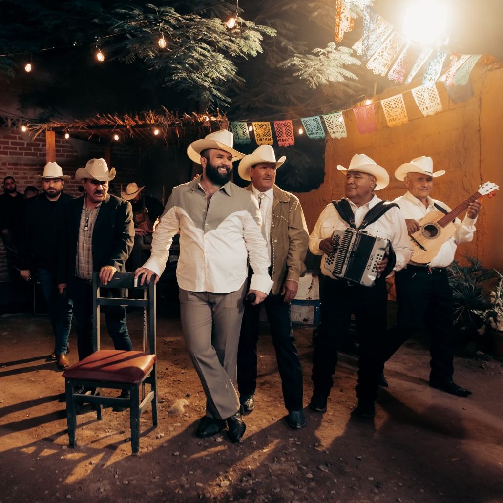 Carín León para su nuevo álbum Chapayeka