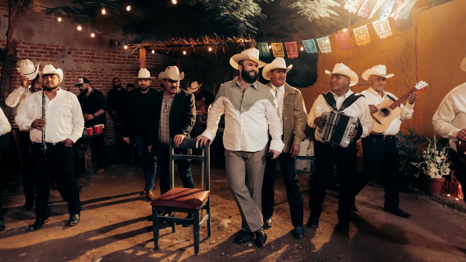 Carín León para su nuevo álbum Chapayeka