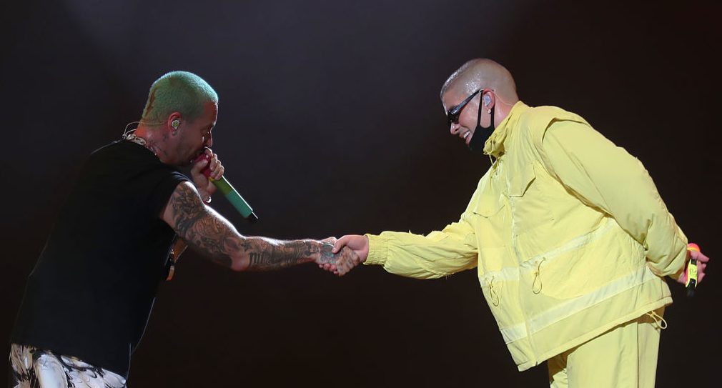 l cantante puertorriqueño Bad Bunny estrecha la mano del cantante colombiano J Balvin durante el Uforia Latino Mix Live: Dallas en el Dos Equis Pavilion