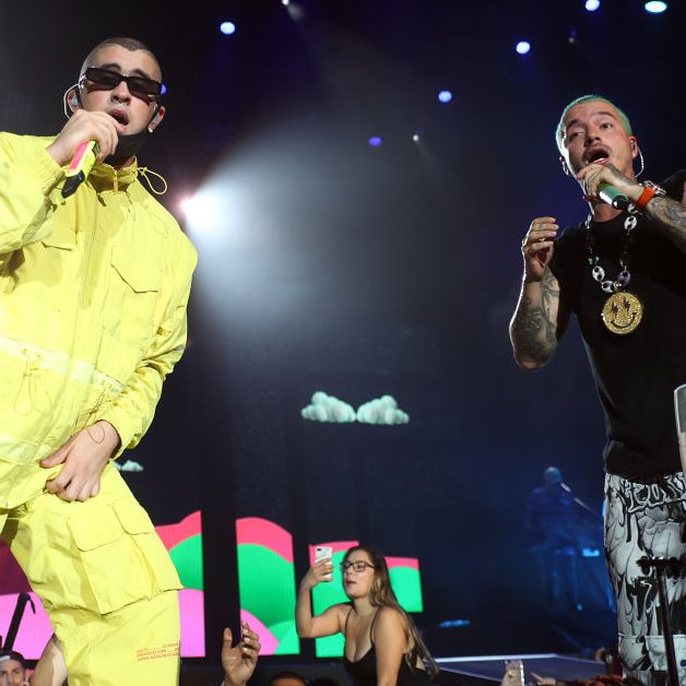 l cantante puertorriqueño Bad Bunny estrecha la mano del cantante colombiano J Balvin durante el Uforia Latino Mix Live: Dallas en el Dos Equis Pavilion