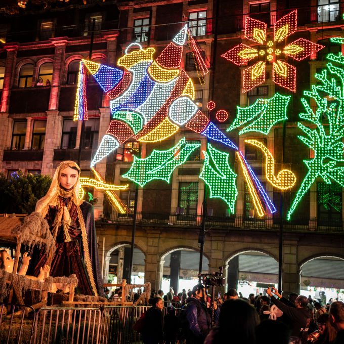 Iluminación de la Plaza El Zócalo en la Ciudad de México