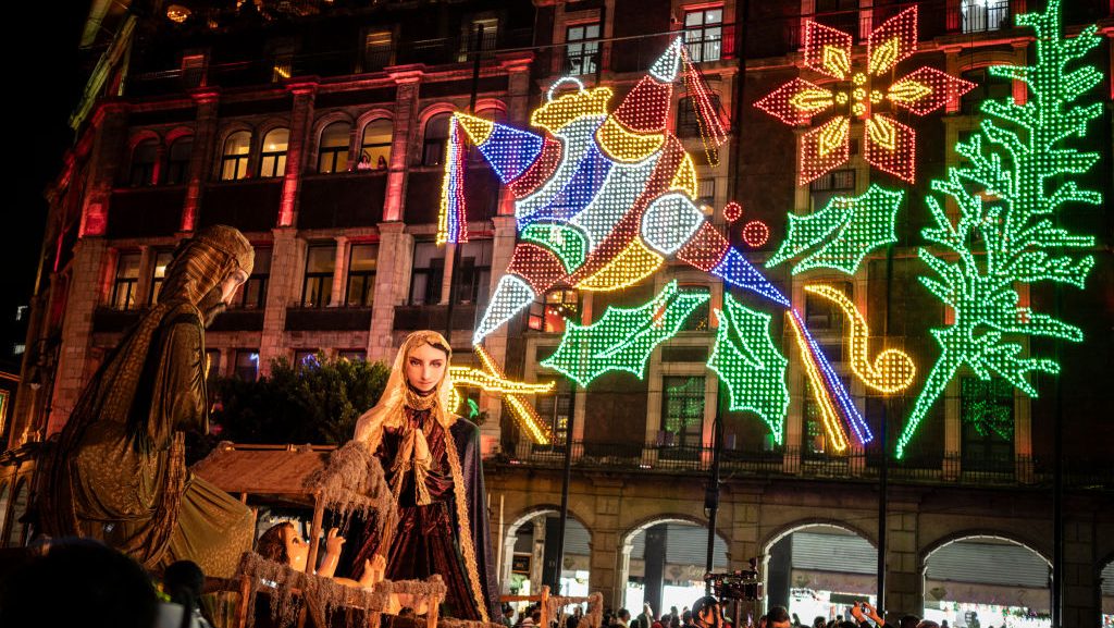 Iluminación de la Plaza El Zócalo en la Ciudad de México