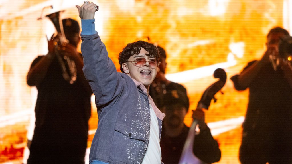 El cantante Xavi se presenta en el escenario durante Calibash 2025 en el Crypto.com Arena el 7 de marzo de 2025 en Los Ángeles, California. (Foto por Scott Dudelson/Getty Images)