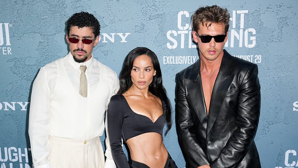 Bad Bunny, Zoe Kravitz y Austin Butler en el estreno de "Caught Stealing"