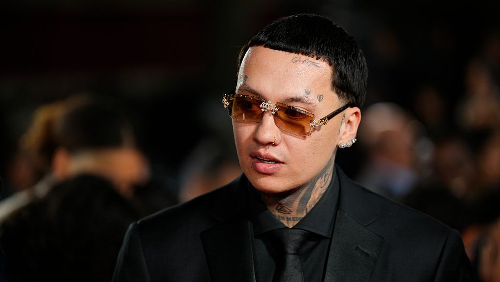 Blessd en la sesión de fotos del 69.º Balón de Oro en el Teatro du Châtelet de París