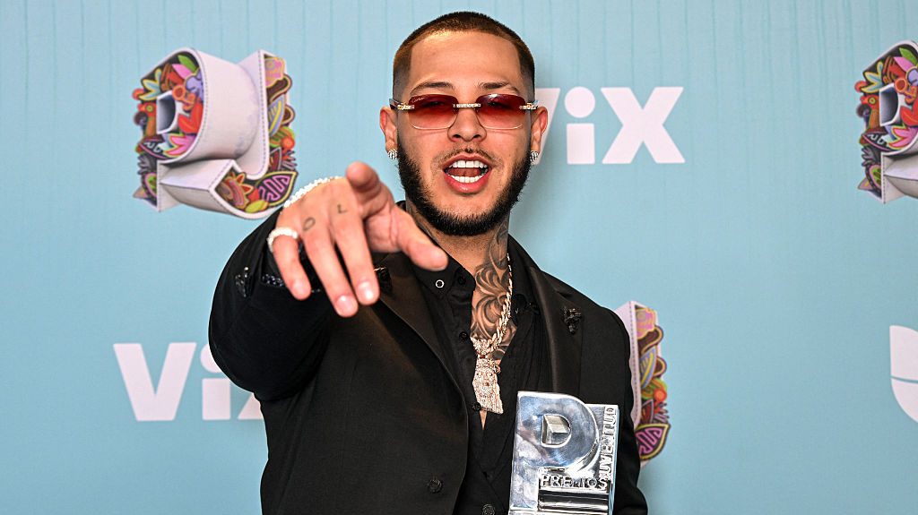 El cantante puertorriqueño Roa, ganador de la categoría New Generation - Male Artist, posa para una foto durante la 22ª ceremonia de los Premios Juventud, celebrada en el Centro de Convenciones Figali, en Ciudad de Panamá, el 25 de septiembre de 2025. (Foto de Martin Bernetti / AFP) (Foto de Martin Bernetti / AFP vía Getty Images)