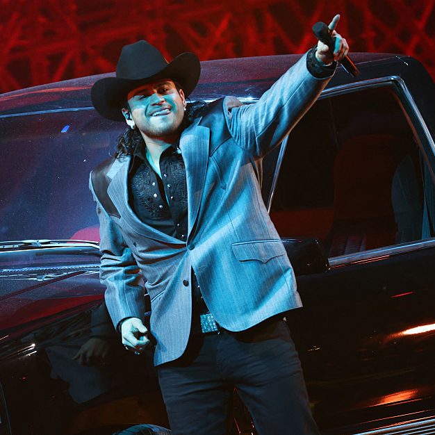 Jesús Ortiz Paz de Fuerza Regida en el escenario durante la 26.ª Entrega Anual de los Premios Grammy Latinos