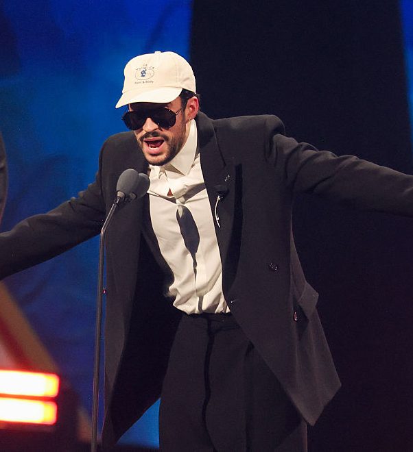 Bad Bunny acepta el premio a Álbum del Año por “DeBÍ TiRAR MáS FOToS” sobre el escenario de la 26ª edición anual de los Latin GRAMMY, celebrada en el MGM Grand Garden Arena el 13 de noviembre de 2025 en Las Vegas, Nevada. (Foto de Christopher Polk/Billboard vía Getty Images)