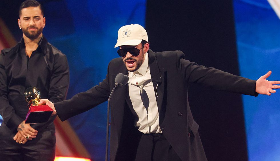 Bad Bunny acepta el premio a Álbum del Año por “DeBÍ TiRAR MáS FOToS” sobre el escenario de la 26ª edición anual de los Latin GRAMMY, celebrada en el MGM Grand Garden Arena el 13 de noviembre de 2025 en Las Vegas, Nevada. (Foto de Christopher Polk/Billboard vía Getty Images)