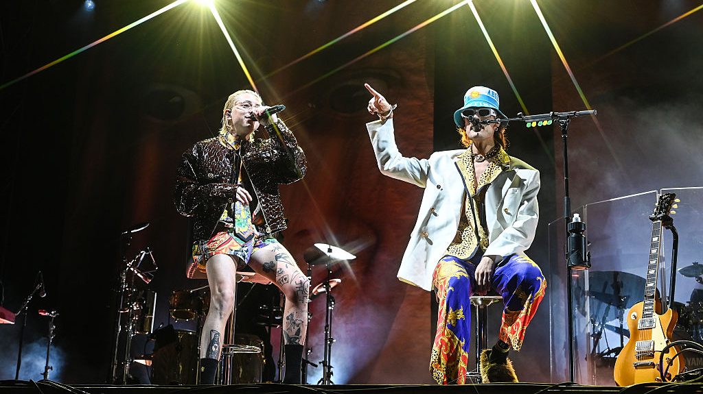 Paco Amoroso y Ca7riel actúan en el escenario en el Camp Flog Gnaw Carnival 2025 Día 1 de Tyler, The Creator, celebrado en el Dodger Stadium el 22 de noviembre de 2025 en Los Ángeles, California.