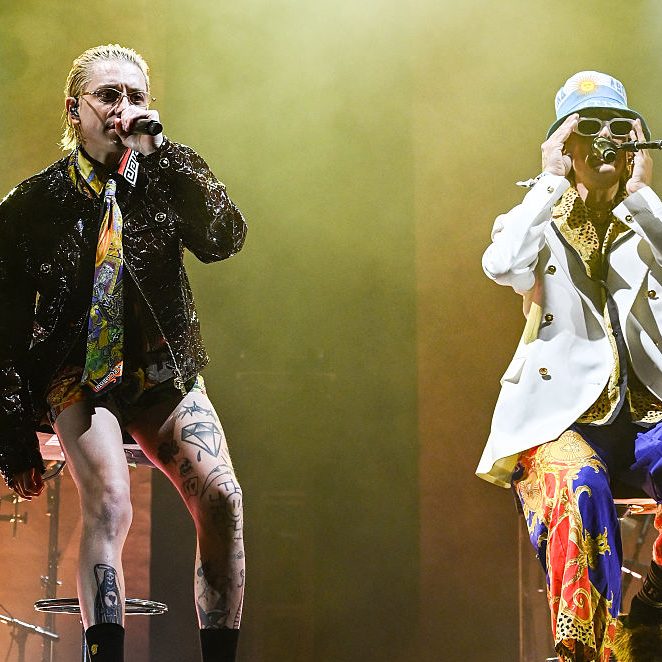 Paco Amoroso y Ca7riel actúan en el escenario en el Camp Flog Gnaw Carnival 2025 Día 1 de Tyler, The Creator, celebrado en el Dodger Stadium el 22 de noviembre de 2025 en Los Ángeles, California.