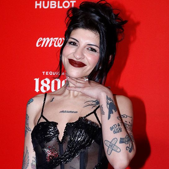 Cazzu posa para una foto en la alfombra roja de “El Hombre del Año 2025” de la revista GQ, en el Antiguo Hotel Reforma el 1 de noviembre de 2025 en la Ciudad de México, México. (Foto de Medios y Media/Getty Images)