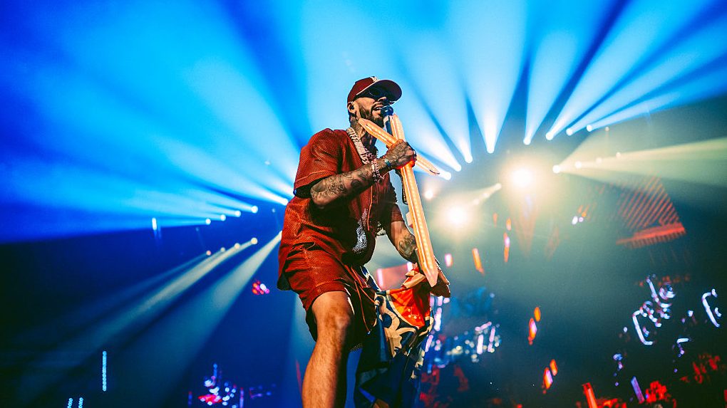 Anuel AA se presenta en el escenario durante un concierto en Roig Arena el 27 de noviembre de 2025 en Valencia, España.