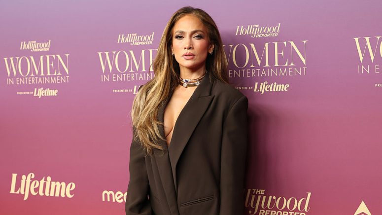 Jennifer Lopez asiste a la Gala Anual “Women in Entertainment” de The Hollywood Reporter en el Hotel Beverly Hills, el 3 de diciembre de 2025 en Beverly Hills, California.