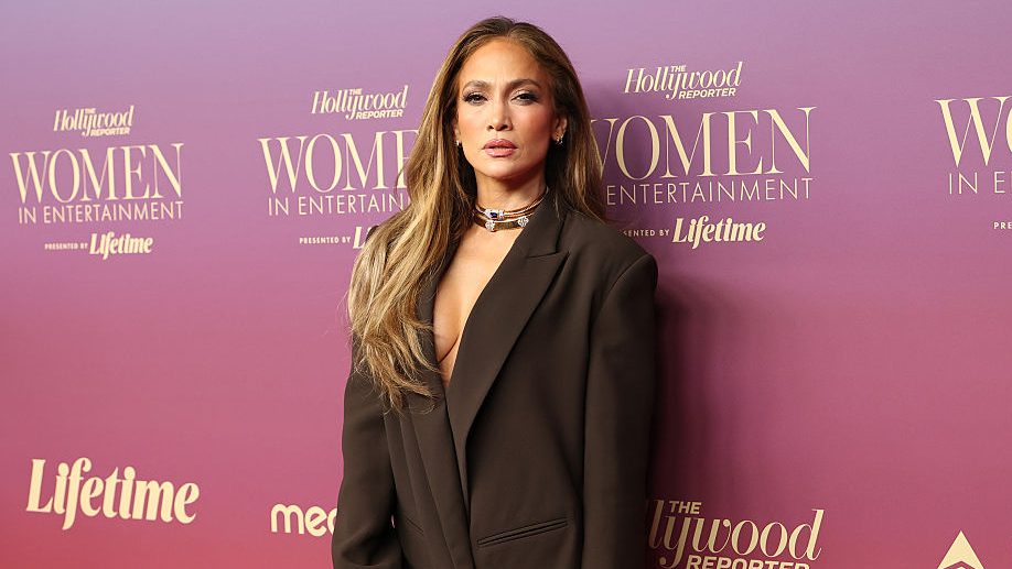 Jennifer Lopez asiste a la Gala Anual “Women in Entertainment” de The Hollywood Reporter en el Hotel Beverly Hills, el 3 de diciembre de 2025 en Beverly Hills, California.
