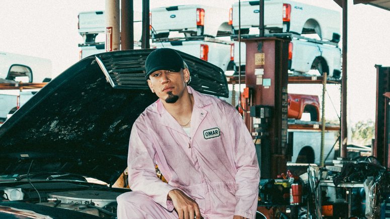 Omar Courtz para el video musical de 'EL MUNDO SE VA A ACABAR'