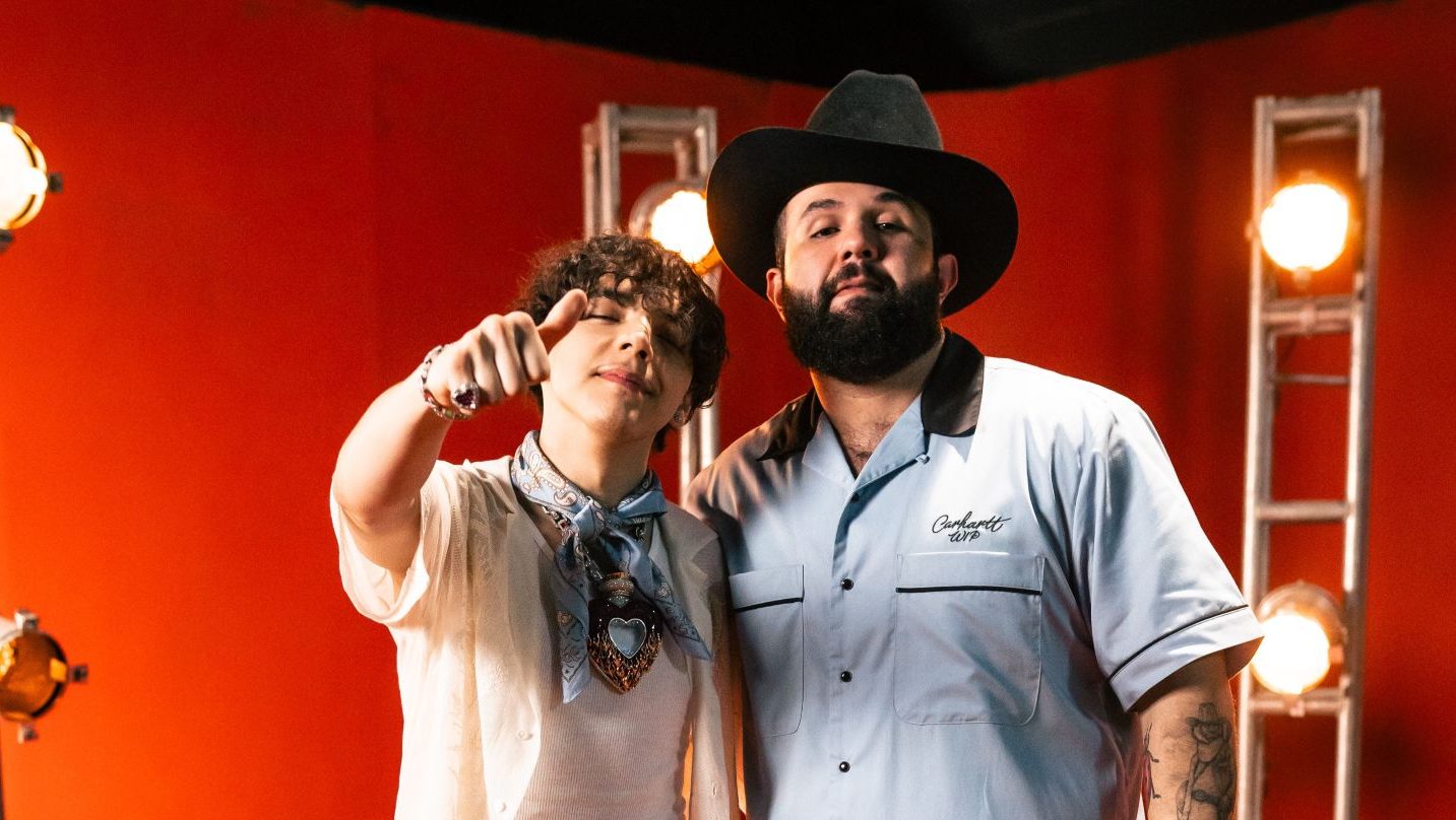 Carín León junto a Xavi en una sesión de fotos