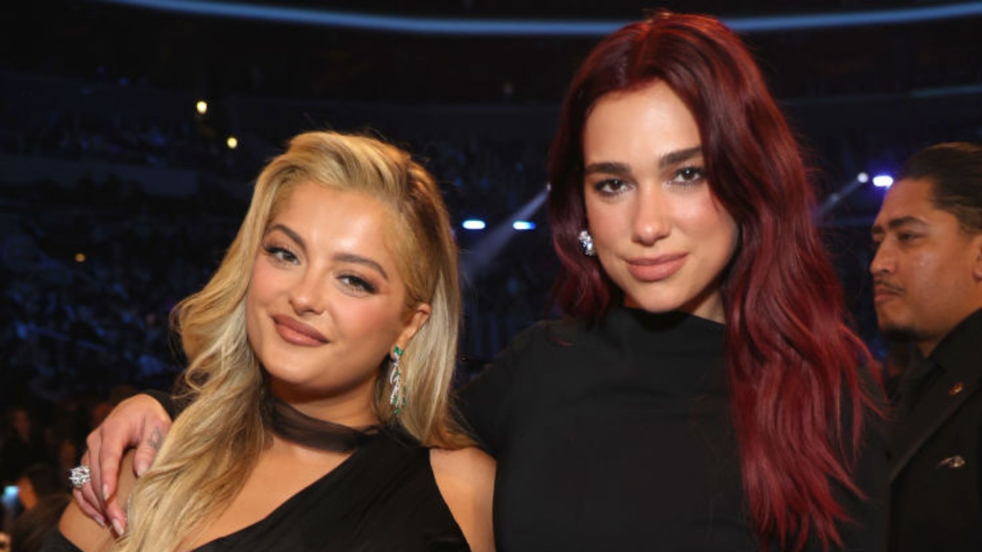 Bebe Rexha y Dua Lipa en la 66.ª edición de los Premios GRAMMY