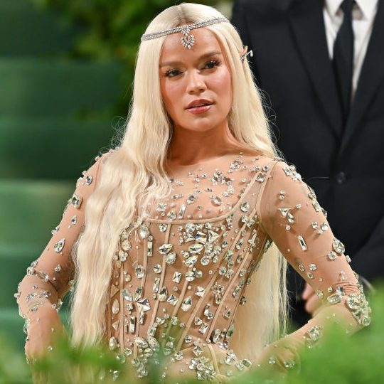 Karol G asiste a la Met Gala 2024 celebrando "Sleeping Beauties: Reawakening Fashion" en el Museo Metropolitano de Arte el 6 de mayo de 2024 en la ciudad de Nueva York. (Foto por James Devaney/GC