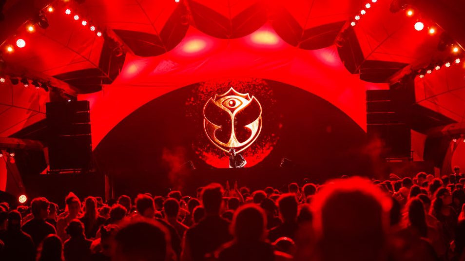 DYEN se presenta en vivo en el escenario como parte de 'Tomorrowland Brasil 2024'.